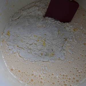 Eierkoek Met Citroen Eimengsel Spatelen