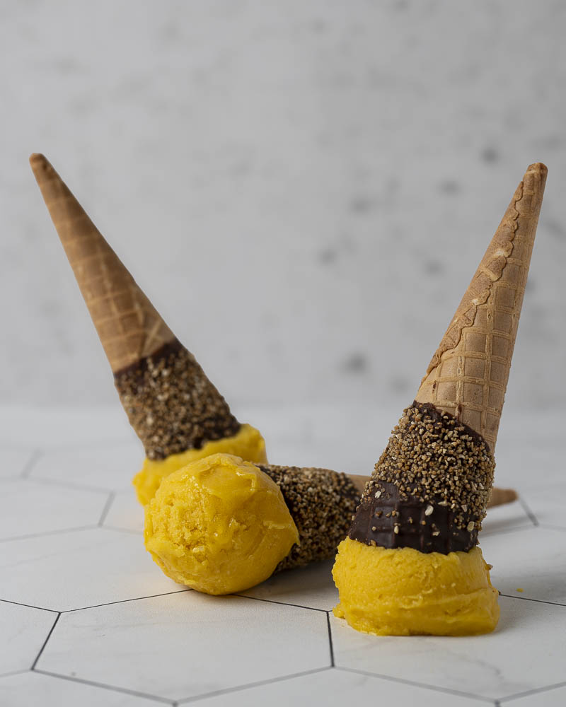 Sorbetijs-mango-banaan-in-hoorntje