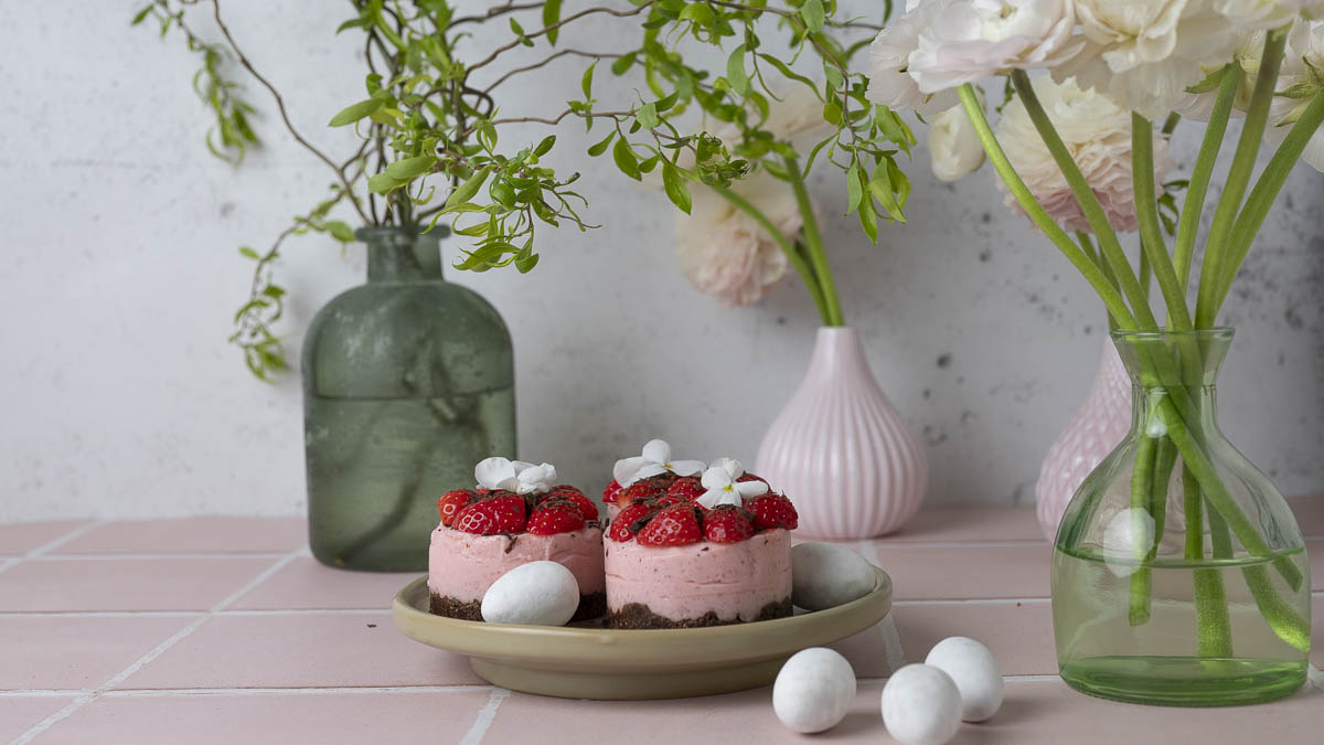 Vegan cheesecake | Aardbeien en donkere chocolade