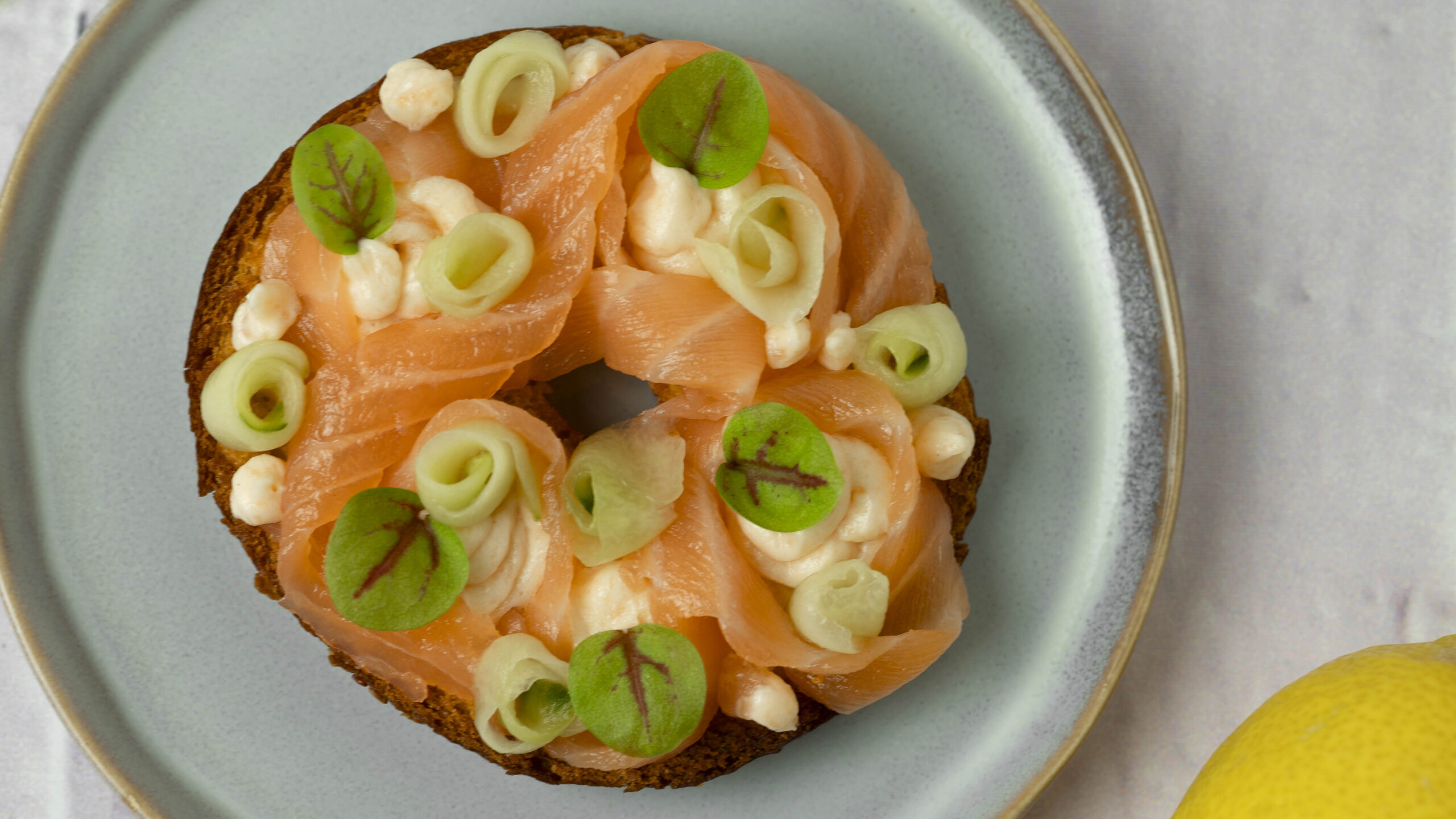 Bageltoast | Zalm en komkommer